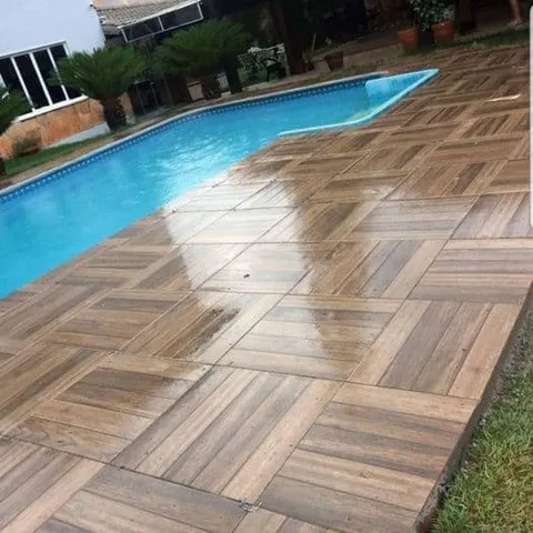 Piso para deck de piscina imitando madeira